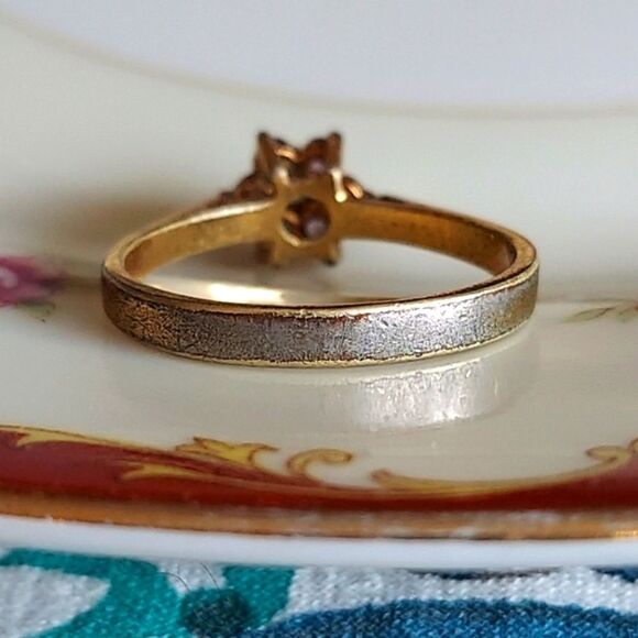 Vintage Brass Ring, Gold Tone with Light Purple Flower Center Size 6.5 - Picture 6 of 12